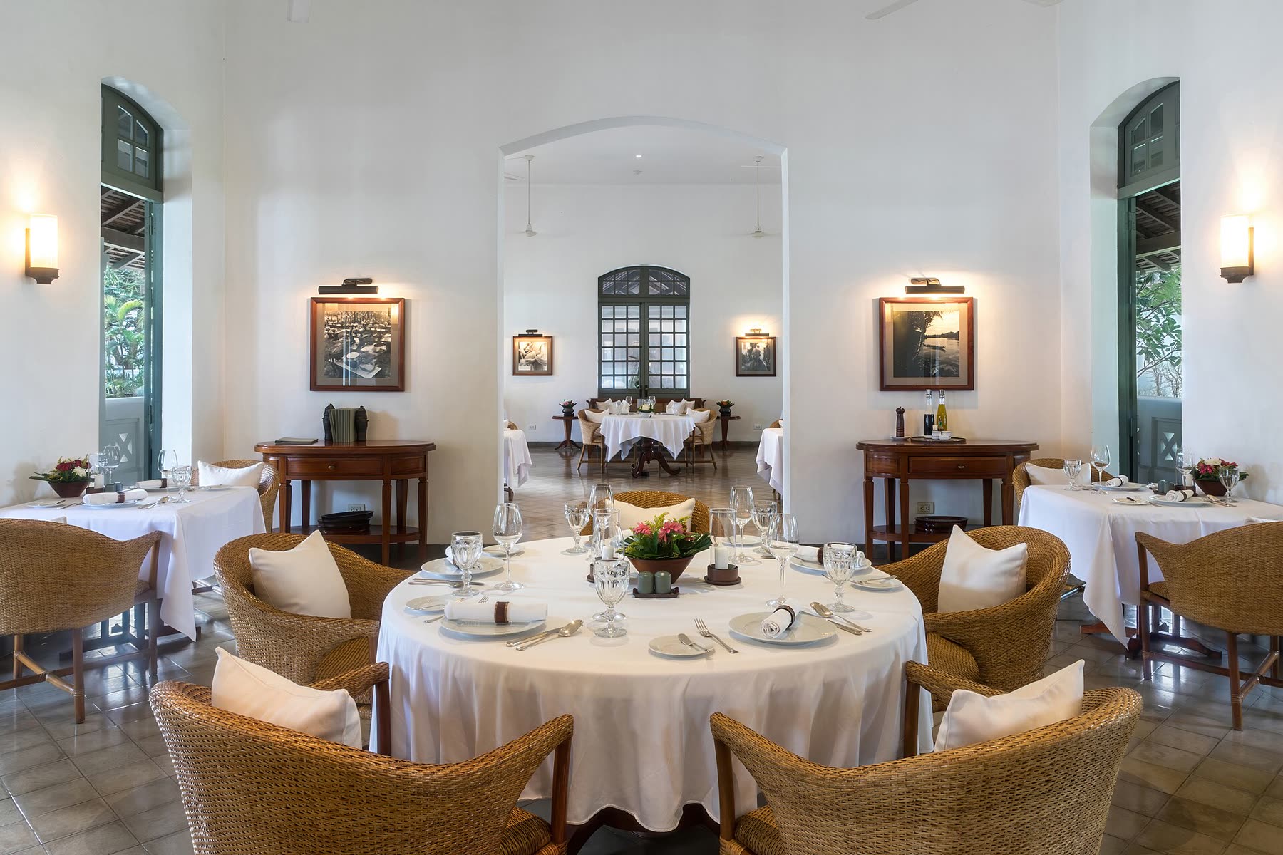 Restaurant mit gedeckten Tischen vor der Öffnung