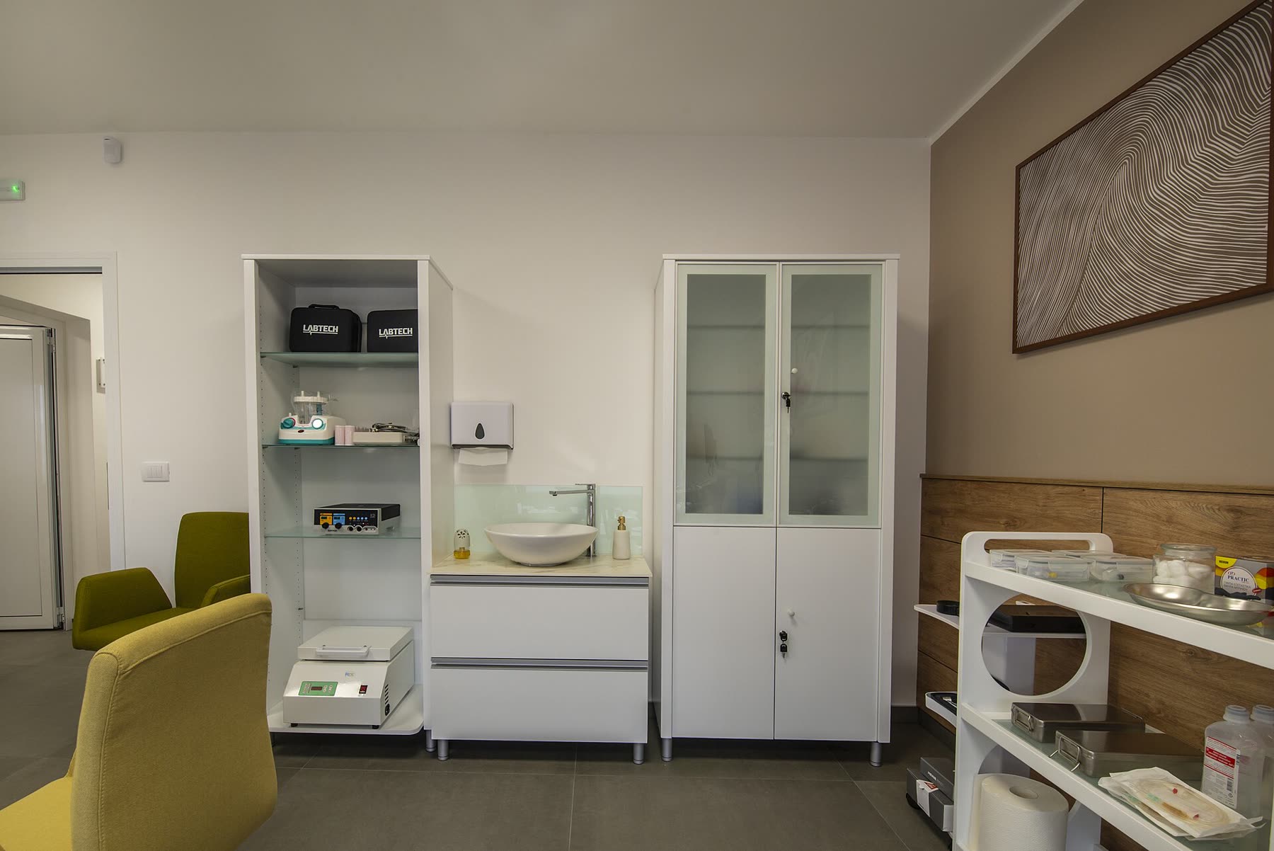 Behandlungszimmer einer Praxis mit heller Einrichtung